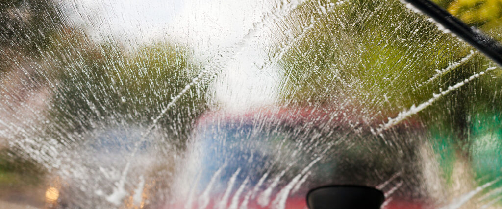 automatische Scheibenwischer reinigen die Windschutzscheibe beim Fahren bei schlechtem Wetter