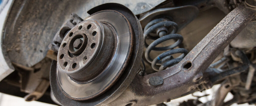 Auto-Bremsscheibe an der Reparaturstation