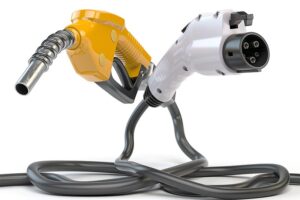 Elektrofahrzeug-Ladestecker und Gasdüse isoliert auf weiß. 3D-Abbildung