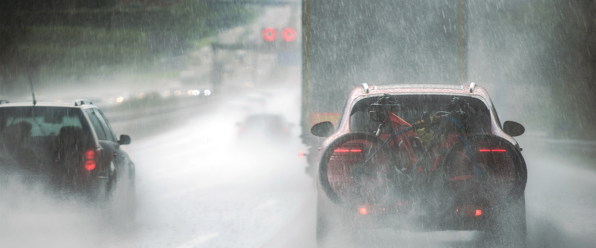 Starker Regen, Autobahnverkehr. Extreme Straßenverhältnisse. Fahren bei Regenwetter.
