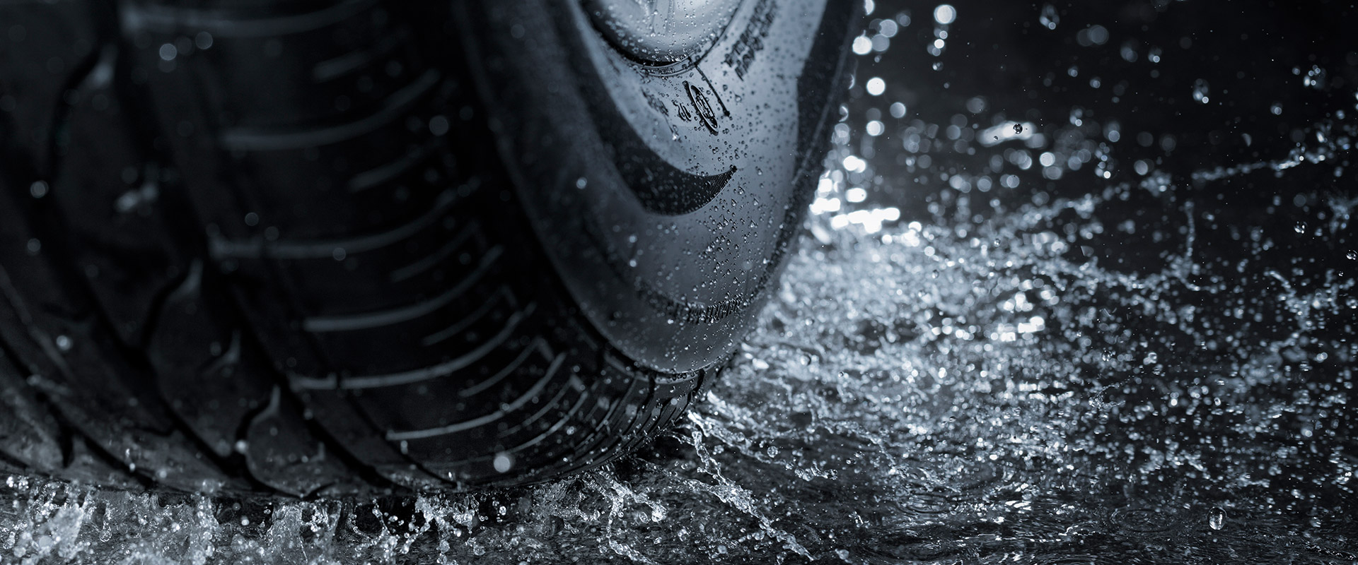 Autoreifen spritzen im Wasser