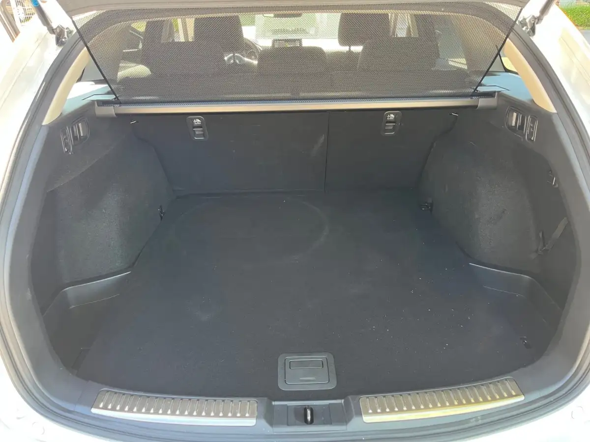 Mazda 6, Kombi, Benzin, Schaltgetriebe, Weiß