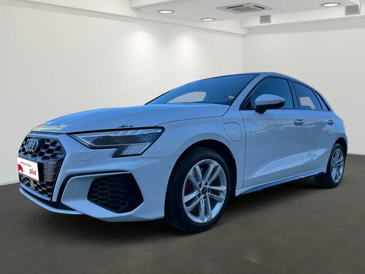 Audi A3, Limousine, Hybrid (Benzin/Elektro), Automatik, Weiß