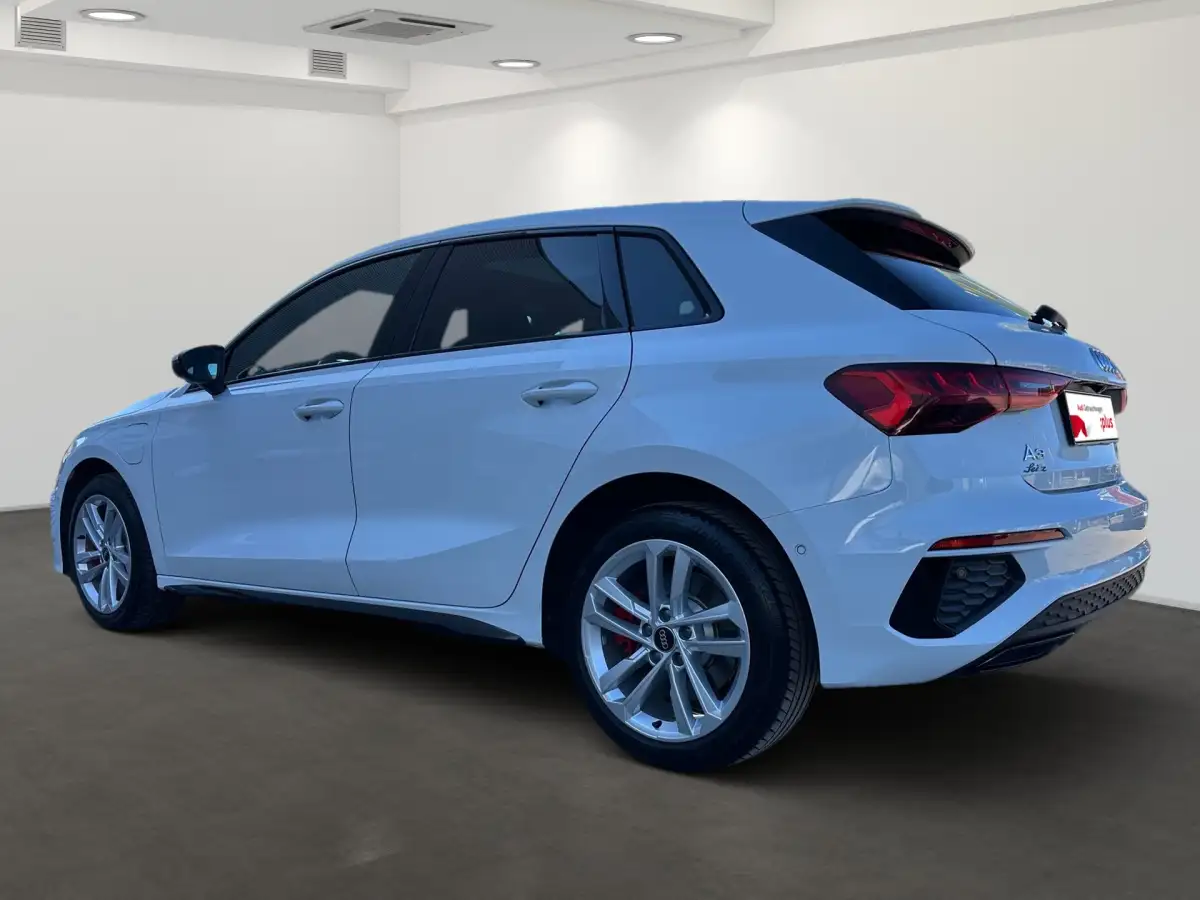 Audi A3, Limousine, Hybrid (Benzin/Elektro), Automatik, Weiß
