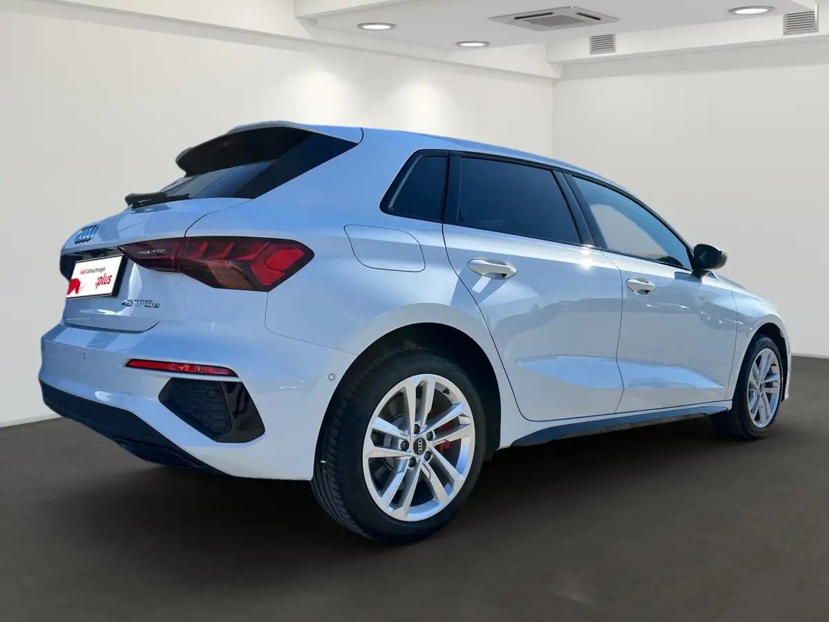 Audi A3, Limousine, Hybrid (Benzin/Elektro), Automatik, Weiß