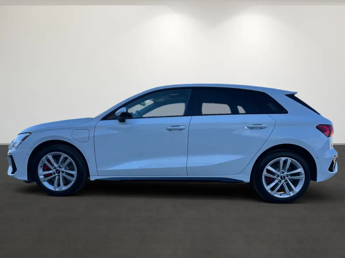 Audi A3, Limousine, Hybrid (Benzin/Elektro), Automatik, Weiß