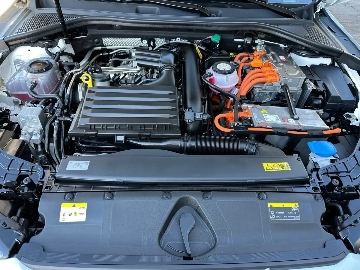 Audi A3, Limousine, Hybrid (Benzin/Elektro), Automatik, Weiß