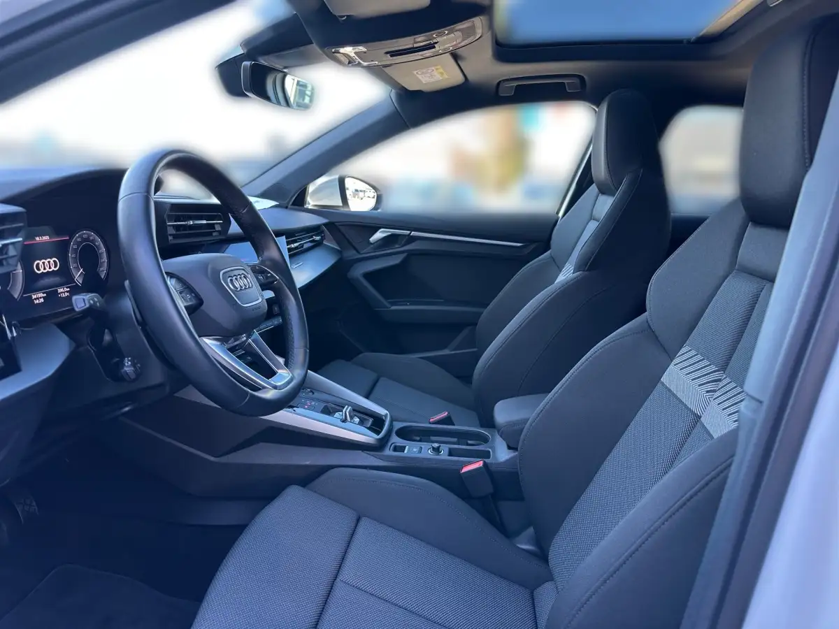 Audi A3, Limousine, Hybrid (Benzin/Elektro), Automatik, Weiß