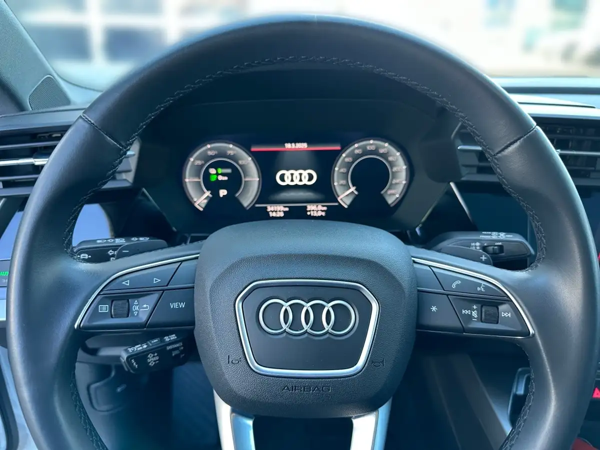 Audi A3, Limousine, Hybrid (Benzin/Elektro), Automatik, Weiß