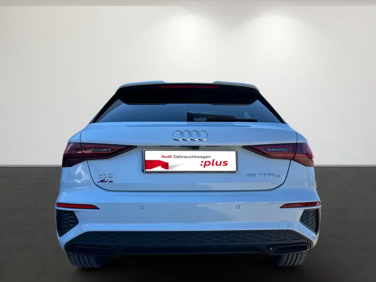 Audi A3, Limousine, Hybrid (Benzin/Elektro), Automatik, Weiß