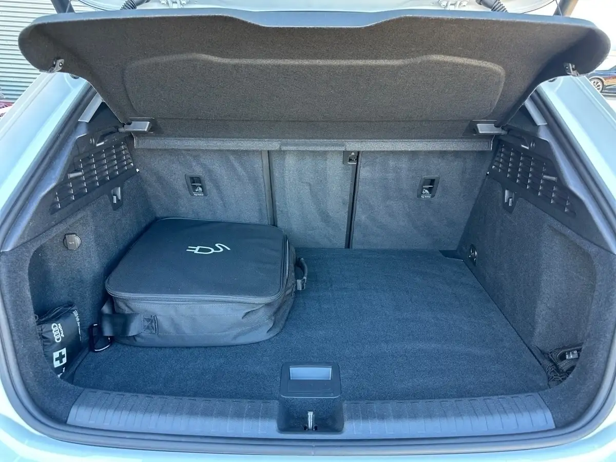 Audi A3, Limousine, Hybrid (Benzin/Elektro), Automatik, Weiß