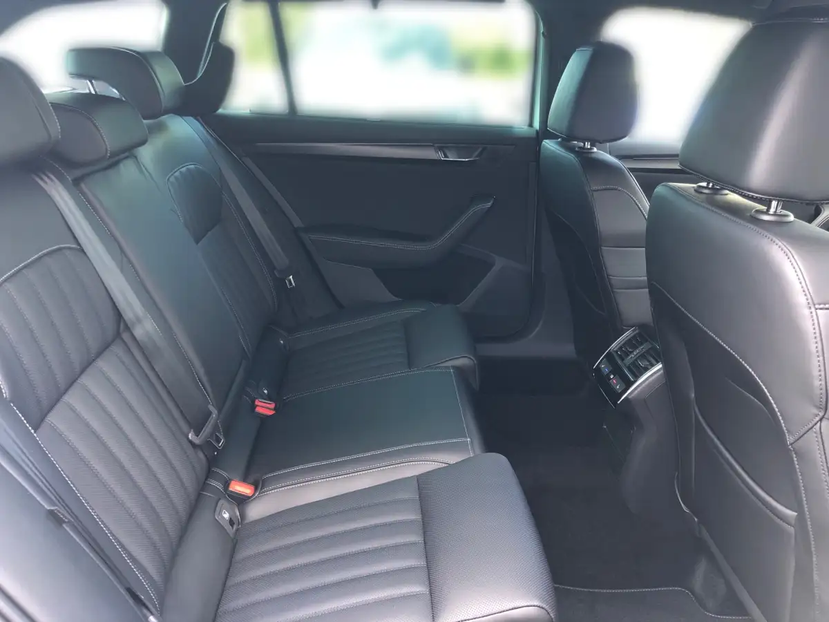 Skoda Superb, Kombi, Benzin, Automatik, Silber