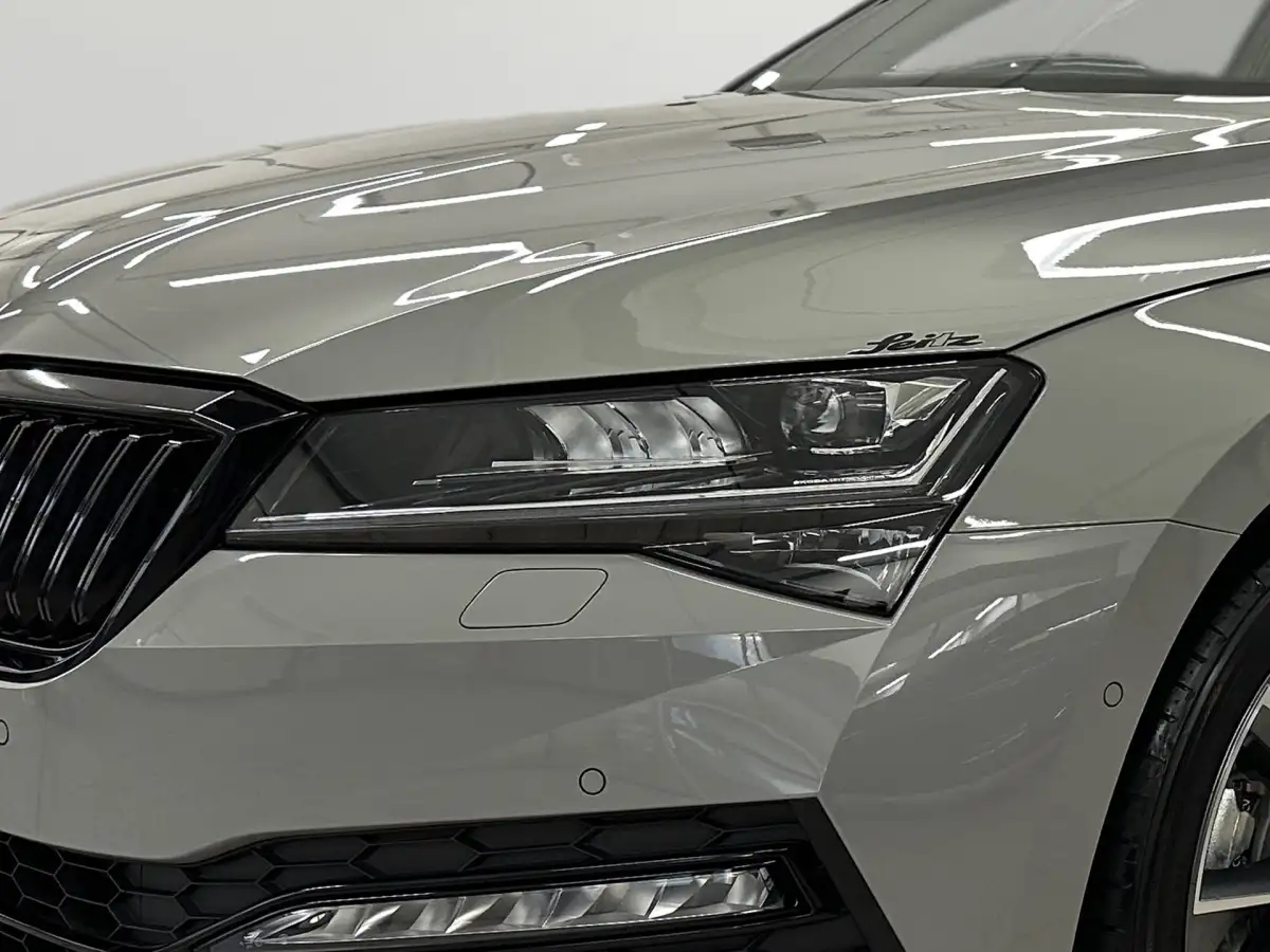Skoda Superb, Kombi, Diesel, Automatik, Grau