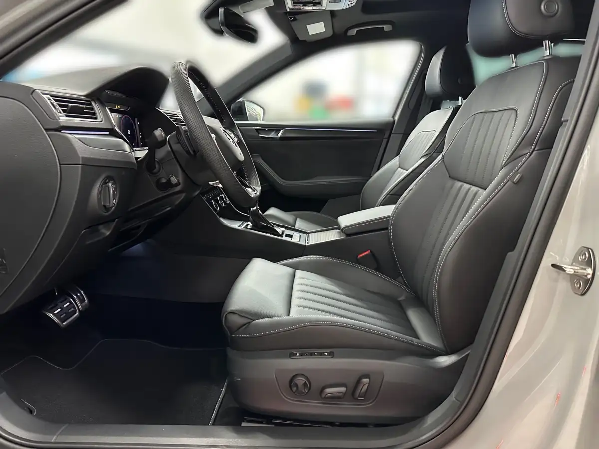 Skoda Superb, Kombi, Diesel, Automatik, Grau