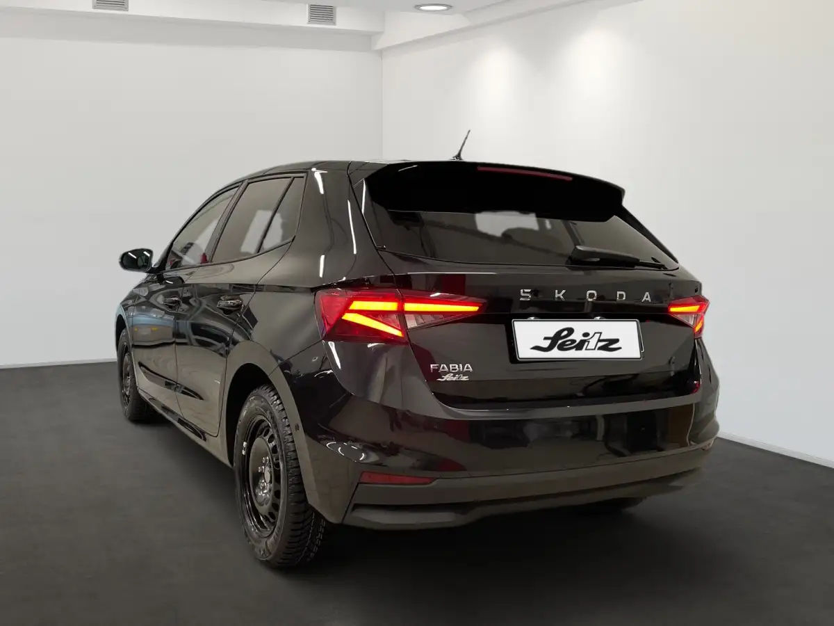Skoda Fabia, Limousine, Benzin, Schaltgetriebe, Schwarz
