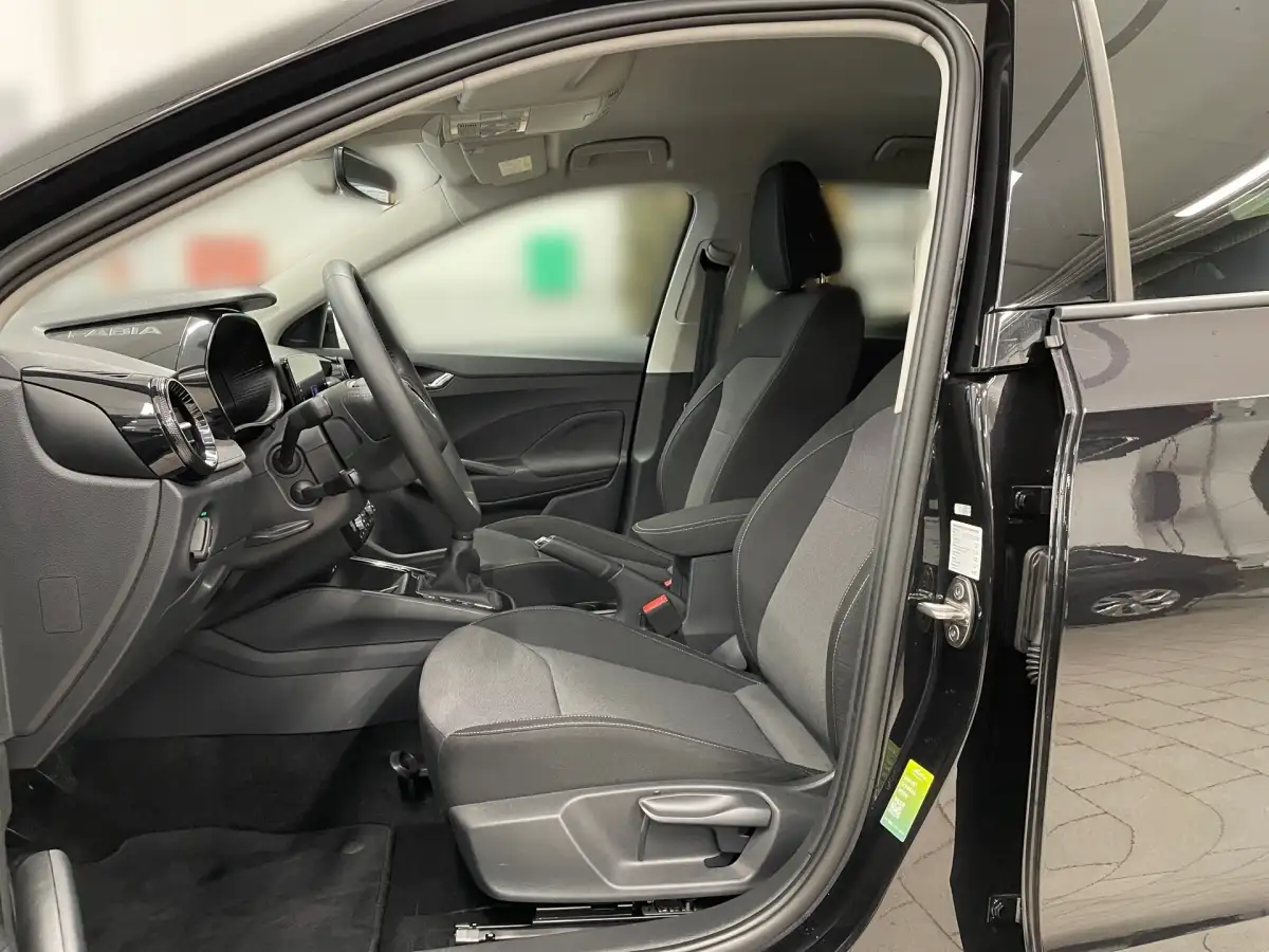 Skoda Fabia, Limousine, Benzin, Schaltgetriebe, Schwarz