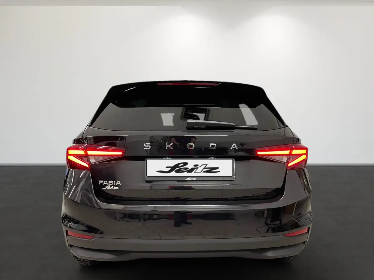 Skoda Fabia, Limousine, Benzin, Schaltgetriebe, Schwarz