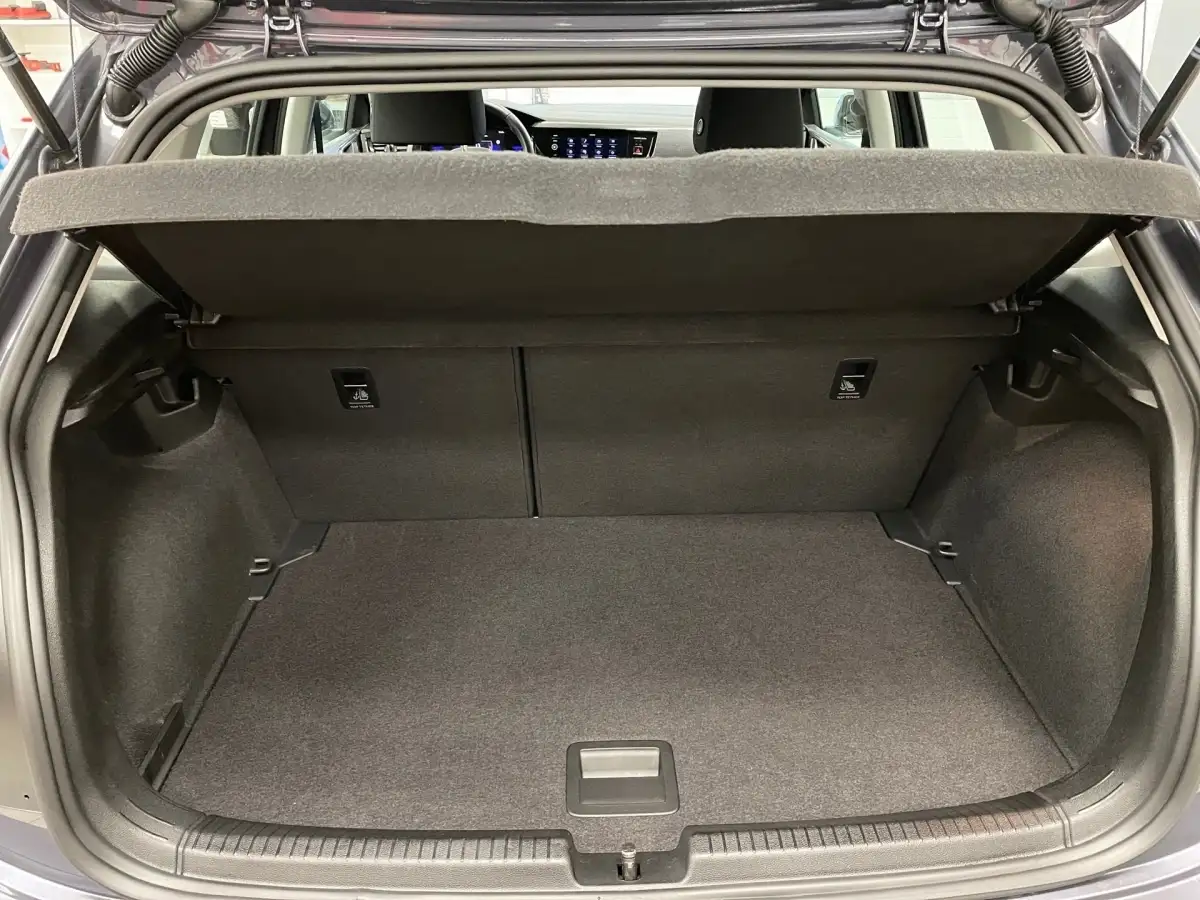 Volkswagen Polo, Kleinwagen, Benzin, Schaltgetriebe, Grau
