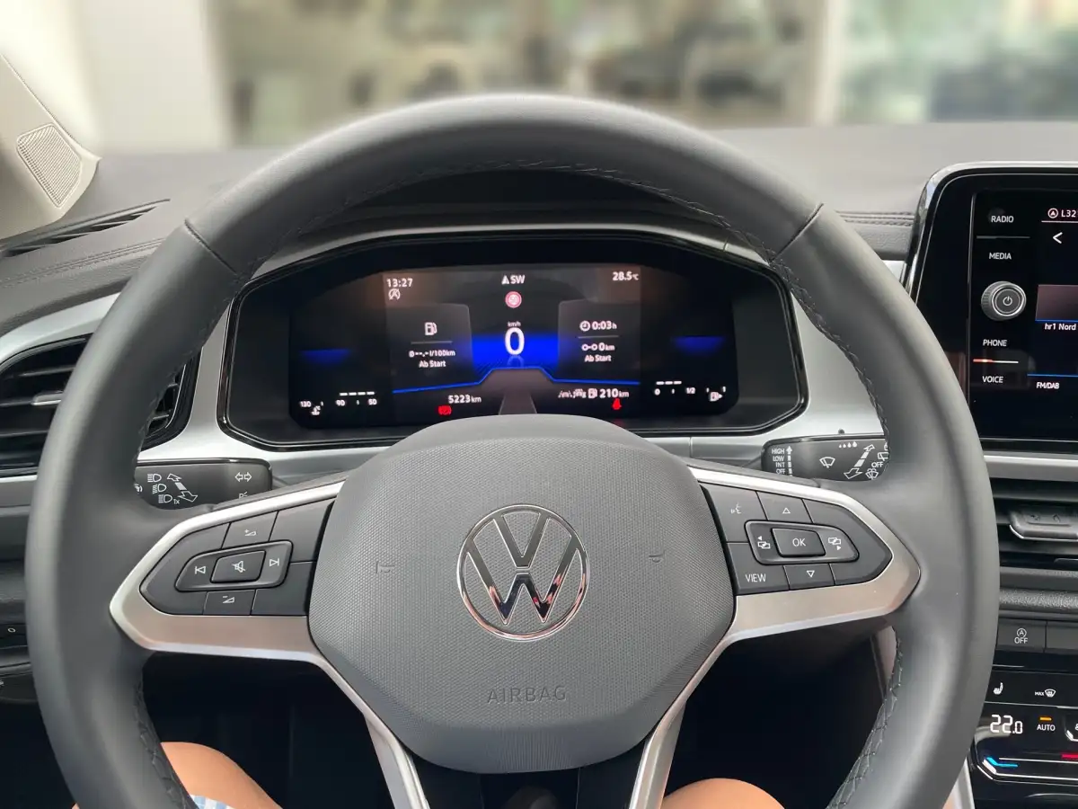 Volkswagen T-Roc, SUV/Geländewagen/Pickup, Benzin, Schaltgetriebe, Blau