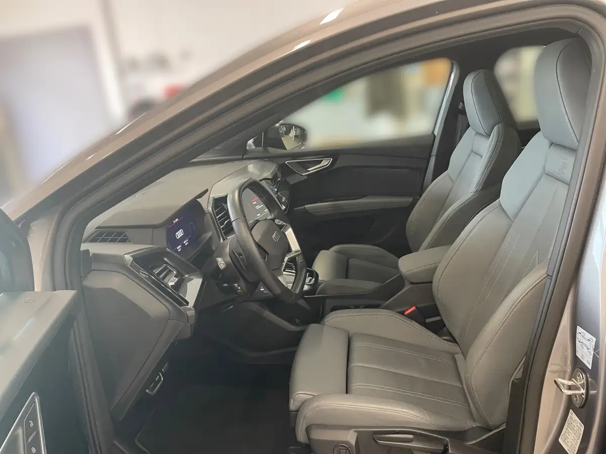 Audi Q4 e-tron, SUV/Geländewagen/Pickup, Elektro, Automatik, Grau