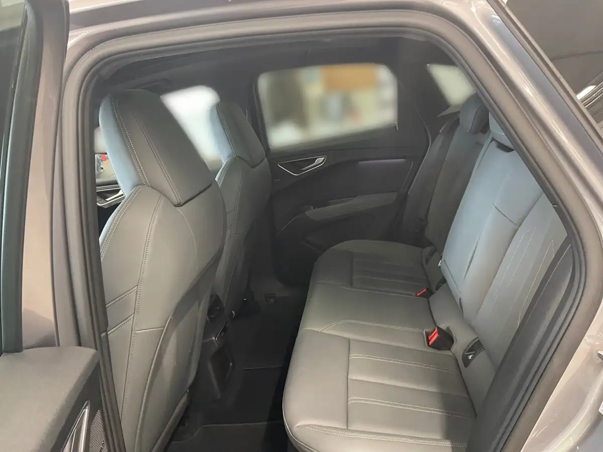 Audi Q4 e-tron, SUV/Geländewagen/Pickup, Elektro, Automatik, Grau