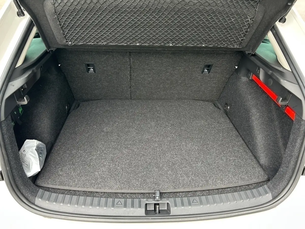 Skoda Scala, Limousine, Benzin, Schaltgetriebe, Weiß